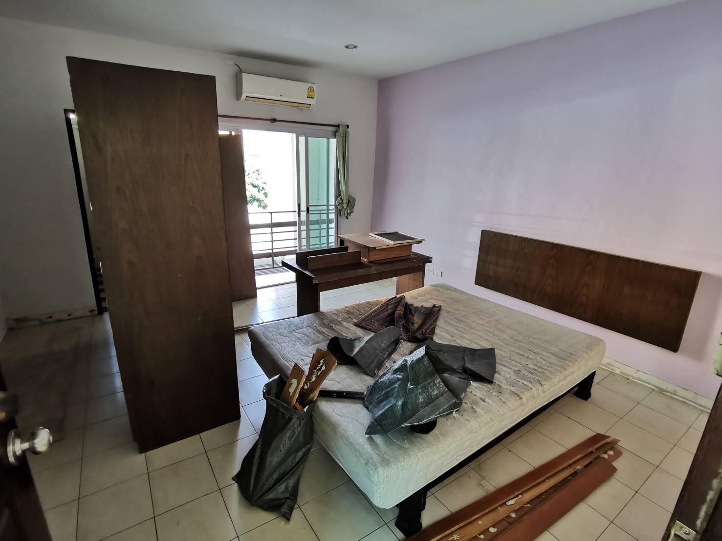 241202 เข้ารื้อเฟอร์เก่า